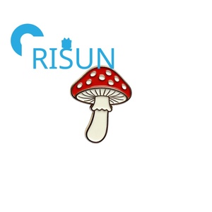 Al por mayor, personalizado, bonito diseño de dibujos animados, broche de esmalte blando y duro con forma de hongo ostra, hongo de la muerte y hongos venenosos, insignia de solapa - Product Image 6