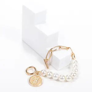 Graffetta chunky link chain cream pearls bracciale elastico con lettera per gioielli da donna