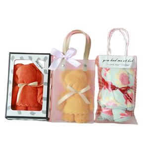 Serviette d'ours en velours corail Serviette d'anniversaire douce avec boîte-cadeau pour les annonces et les célébrations - Product Image 1