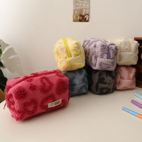 Pochette de rangement portable en peluche pour maquillage, sac de voyage mignon, grande trousse à cosmétiques zippée en forme d'oreiller moelleux, design Sweet Love