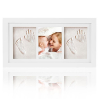 Cadre photo vertical blanc pour trois empreintes de pieds de bébé avec cadre en bois, écologique et durable, pour l'affichage d'œuvres d'art des enfants