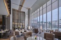 Ensemble de meubles de restaurant d'hôtel moderne SHIYI, chaises de salle à manger en bois sur mesure et tables en marbre pour projets de suites de villégiature de luxe