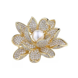 Spille eleganti da donna con fiori di perle di cristallo e loto con spille di lusso da donna - Product Image 4