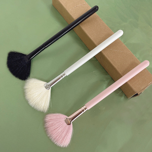 <span class=keywords><strong>Brochas</strong></span> <span class=keywords><strong>de</strong></span> abanico grandes y suaves <span class=keywords><strong>de</strong></span> cerdas <span class=keywords><strong>de</strong></span> cabra y nailon para <span class=keywords><strong>maquillaje</strong></span> facial, polvos sueltos, iluminadores y coloretes. - Product Image 2