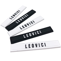 Etiquettes en PVC personnalisées Etiquettes avec logo en relief blanc Etiquettes en caoutchouc noir pour vêtement Etiquettes en silicone PVC pour vêtement