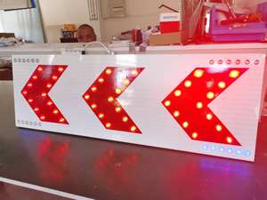 Solare alimentato costruzione strada segno di lavoro Led freccia lampeggiante segnaletica stradale in alluminio per la sicurezza del traffico articoli - Product Image 2