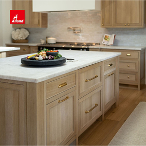 Sofisticato Mobile da <span class=keywords><strong>Cucina</strong></span> in Rovere Bianco con Pannello Shaker Integrato, Dettaglio Lineare Rotondo Radiante e Piano di Lavoro in Onice - Product Image 6