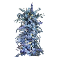 Kunstmatige blauwe zijden bloemenzuil voor bruiloftsceremonie achtergrond, gangpad, banket en feestdecoratie