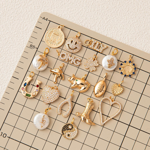 Boutique de Zirconia de Lujo |   Colgante Pavé CZ con Baño de Oro de 18K y Dije de Latón |   Colgantes de Herradura, Balón de Fútbol, <span class=keywords><strong>Corazón</strong></span> de Bota, Hueso de la Suerte y Hongo - Product Image 3
