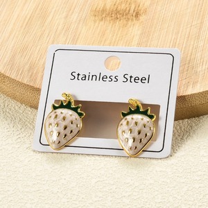 1 paire de boucles d'oreilles en acier inoxydable en forme de fraise pour femmes et filles, boucles d'oreilles pendantes colorées et mignonnes, bijoux tendance et charmants, cadeau - Product Image 4