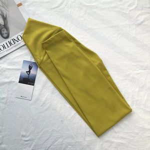 Leggings de yoga et de sport pour femmes, en spandex, sans couture avant, coupe en V, taille haute croisée, avec logo personnalisé - Product Image 3