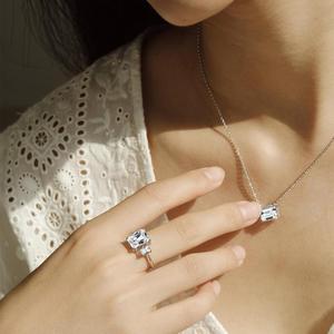 Élégante bague <span class=keywords><strong>solitaire</strong></span> <span class=keywords><strong>en</strong></span> zircone cubique pour elle - Style doré à l’or 10 carats - Product Image 2