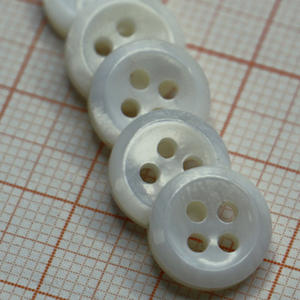 กระดุม2รูเปลือกหอยมุกสีขาวปรับแต่งได้ซักได้ - Product Image 4