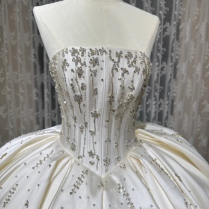 Robe de mariée haut de gamme Wx230 Royal Plus Size en satin doux, sans manches, épaules dénudées, avec appliques en dentelle et cristaux, coupe princesse - Product Image 4