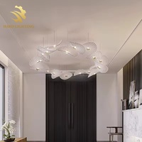 Lustre moderne de plafonnier de LED avec la conception acrylique de feuille pour l'éclairage pendant de déco à la maison pour des tailles moyennes d'escalier