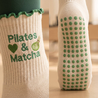 Chaussettes de Pilates personnalisées à volants en coton côtelé avec logo antidérapant, douces et confortables pour femmes, idéales pour le yoga, la barre et le studio, imprimées et écologiques