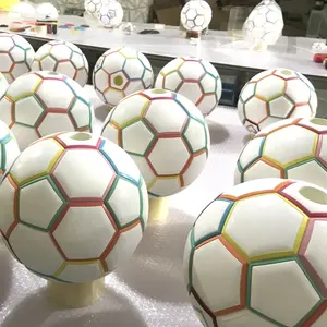 نموذج فني ملون لعرض كرة القدم من الفايبرجلاس مع ديكور نافذة متجر العلامة التجارية دعائم كرة القدم لمباريات كأس العالم لكرة القدم