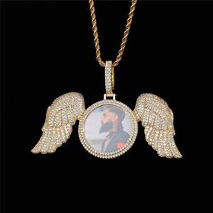 Ciondolo Personalizzato con <span class=keywords><strong>Ali</strong></span> d'Angelo Ghiacciate Oro o Argento con Cornice in Strass - Product Image 3