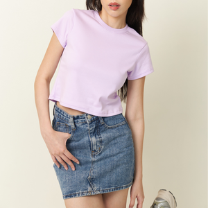 Camiseta Corta de Mujer, Estilo Urbano, Ajustada, Transpirable, Mezcla de Tres Materiales, 135GSM, Suave, Ligera, Lisa, Personalizable con Logotipo OEM - Product Image 2