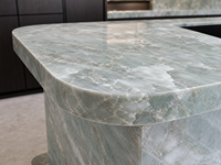 SH STONE Comptoirs de cuisine, plans de travail, îlots de cuisine, tables de travail et dessus de vanité en quartzite vert émeraude botanique sur mesure pour projets de villas