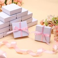 Coffret à bijoux blanc avec sac en ruban pour personnalisation de logo et identité de boutique, étui rigide avec couvercle et base
