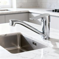Robinet de cuisine moderne à poignée unique en alliage de zinc chromé avec noyau en céramique, idéal pour les cuisines d'hôtels et d'appartements