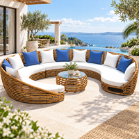 Modernes Outdoor-Sofa-Set, Gebogenes Rattan-Sofa mit Rundem Glas-Couchtisch