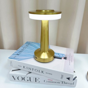 Lámpara de mesa de hierro forjado con diseño retro de mancuerna, recargable por USB, luz nocturna de ambiente romántico para dormitorio. - Product Image 1