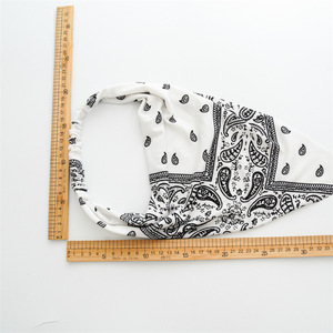 Foulard Elastico per <span class=keywords><strong>Capelli</strong></span> Grande, <span class=keywords><strong>Bandana</strong></span> Triangolare Boho <span class=keywords><strong>con</strong></span> Clip, Fascia Antiscivolo <span class=keywords><strong>con</strong></span> Stampa Paisley, <span class=keywords><strong>Bandana</strong></span> alla Moda per Ragazze - Product Image 6