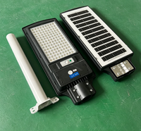 Lampadaire solaire monocristallin haute efficacité intégré avec contrôle crépusculaire pour l'éclairage des autoroutes rurales et des parkings