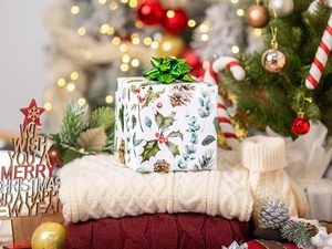 Papel de regalo navideño de alta gama con diseño retro de hojas de piña en acuarela para mamá, con pliegues interiores, personalizable. - Product Image 3