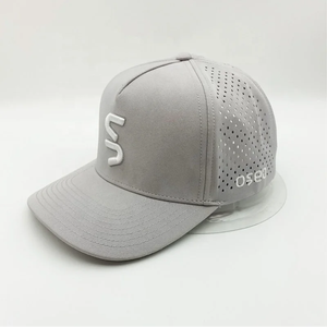 Casquette de baseball sportive personnalisée en usine, imperméable, 5 panneaux, vierge, perforée, avec corde et logo personnalisé en caoutchouc/PVC - Product Image 2