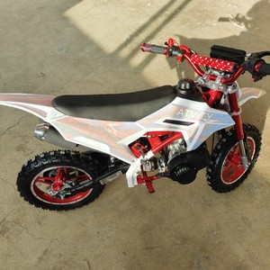 Mini Motocicleta Todoterreno de 49cc para Niños, Moto de Cross a Gasolina con Diseño de Chasis Rojo y Carrocería Blanca - Product Image 3