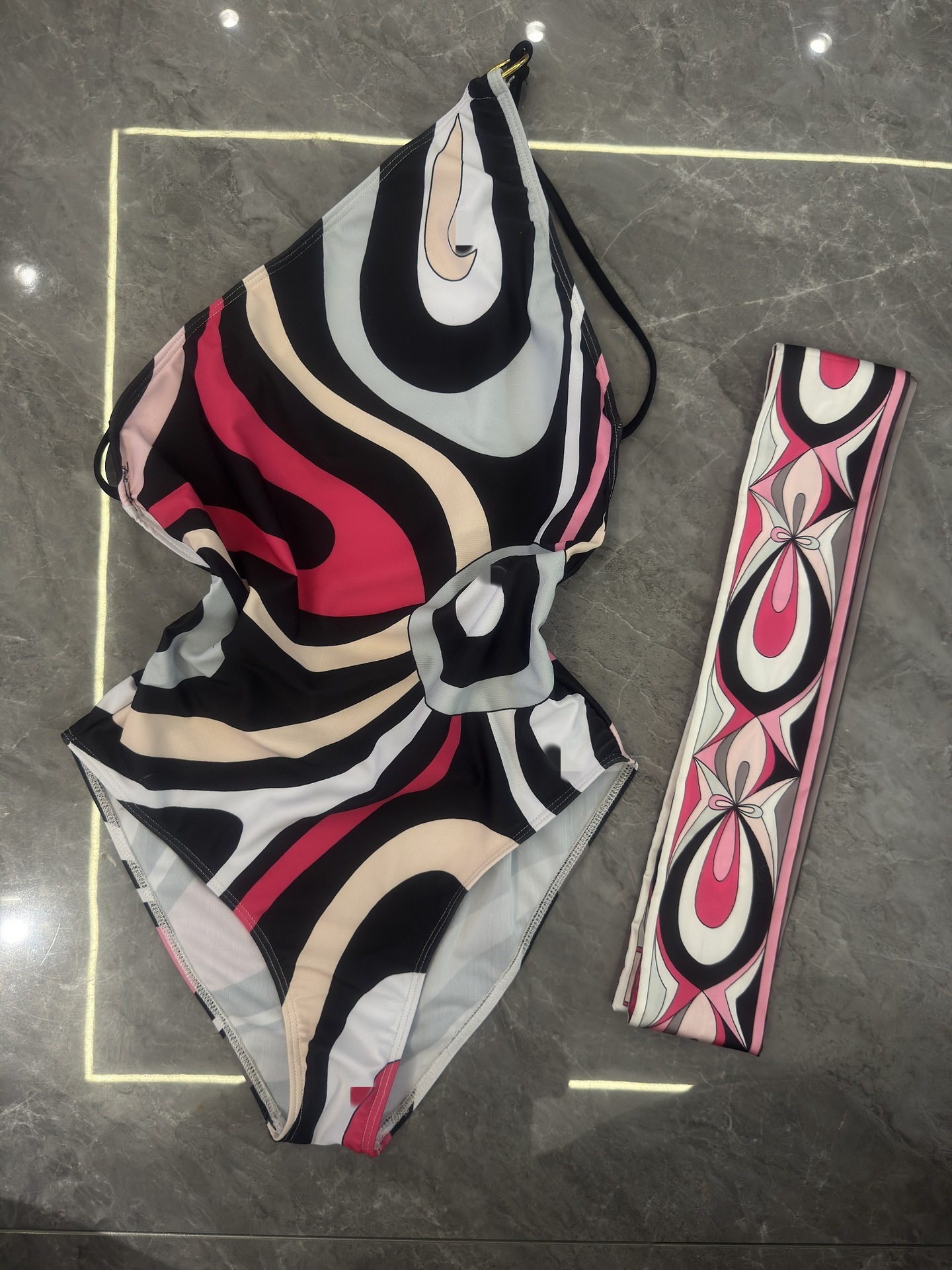 Maillot de bain une pièce coloré Ph2510 avec bandeau assorti.