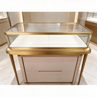 Table de présentation de bijoux en verre incurvé de luxe avec éclairage LED, armoire blanc laiteux, comptoir de vitrine de boutique de détail doré, mobilier