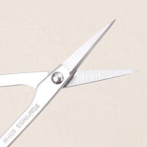 Tijeras de aseo de cejas de acero inoxidable de alta calidad, tijeras curvas rectas para dar forma a las cejas con cubierta de seguridad de plástico - Product Image 3