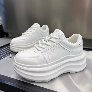 Женские уникальные спортивные кроссовки на платформе с закрытым носком - Product Image 1