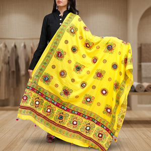Dupatta artisanale fleurie brodée avec bordure dorée Zari, idéale pour toutes les occasions, jaune, entièrement brodée avec des miroirs - Product Image 3