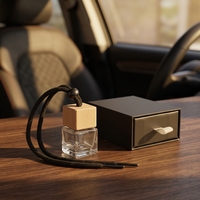 Flacon diffuseur de voiture en verre carré rechargeable de 8 ml avec bouchon à vis et boîtes d'emballage coulissantes en carton kraft personnalisées