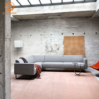 Canapé d'angle moderne en forme de L avec chaise longue et structure métallique, canapé en tissu bordeaux avec cadre élégant pour suite d'hôtel, appartement de luxe
