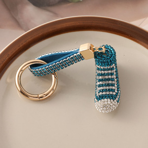 LLavero con abalorio de zapatilla de deporte con diamantes de imitación, cadena con incrustaciones de cristal, bolso de lona para mujer, llavero colgante de regalo de recuerdo - Product Image 5