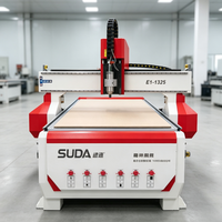 Machine de découpe CNC à haute rigidité, routeur CNC 1300*2500mm pour l'usine de décoration et de travail du bois
