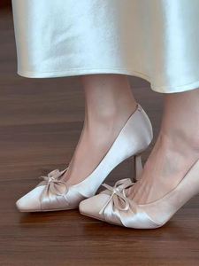 Escarpins élégants en satin à bout carré pour femme, avec nœud délicat, talons hauts décolletés style féminin - Product Image 3