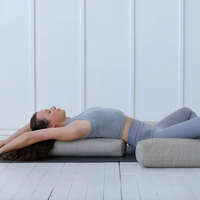 Coussin de méditation et de yoga rectangulaire portable haut de gamme avec logo personnalisé, garni de coton écologique et housse en lin pour le corps