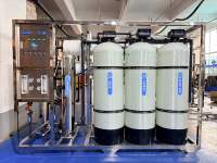 Système de traitement d'eau RO 2TPH en acier inoxydable 304 certifié CE ISO9001, pompe contrôlée par PLC, écologique, faible consommation pour l'eau embouteillée