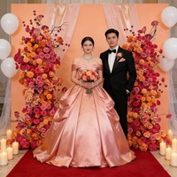 Décoration de fond de scène de mariage en rangée de roses artificielles de luxe en soie orange et rose vif pour présentoir de sol ou de fenêtre