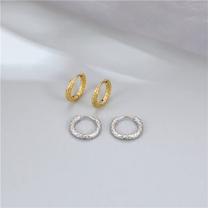 Bijoux haut de gamme, boucles d'oreilles créoles délicates plaquées or 18 carats, acier inoxydable, bijoux pour femmes - Product Image 4