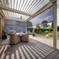 Pergola moderne en aluminium blanc à toit à lamelles orientables, solution d'ombrage imperméable et résistante aux intempéries pour terrasse arrière-cour