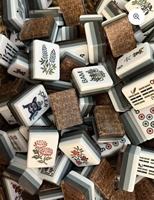 Tuiles de Mahjong Américaines Luxueuses et Portables - 160 Pièces, Tuiles en Acrylique et Motifs en Bois à 4 Couches