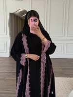 Abaya noire Hafizah ouverte avec bordure en dentelle rose, revers et poignets, robe longue modeste pour femmes musulmanes, vente en gros Dubaï